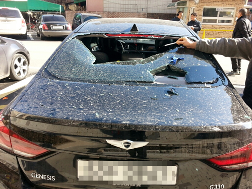 청주 아파트서 물풍선 폭격…차량 2대 파손
