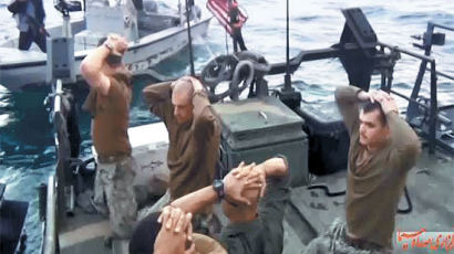 [사진] 미 해군 한때 이란군에 나포