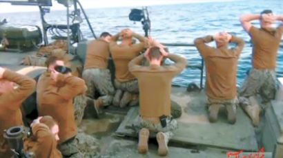 이란서 포로 취급받고 풀려난 미 해군들 