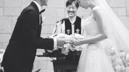 정우·김유미 교회서 작은 결혼식