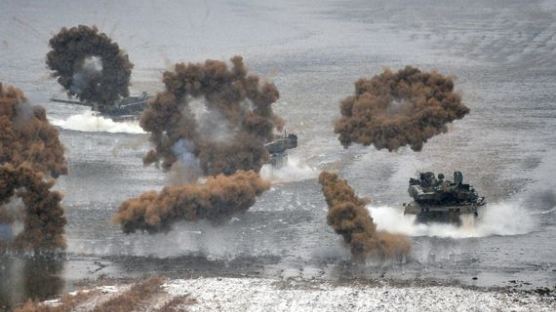 한국 육군의 최신예 K-2(흑표) 전차…남한강을 넘다