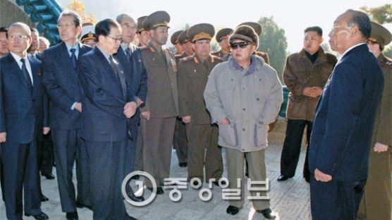 [단독] “김정일, 처음엔 3대 세습 생각 안해 … 천황제 방식 고려”