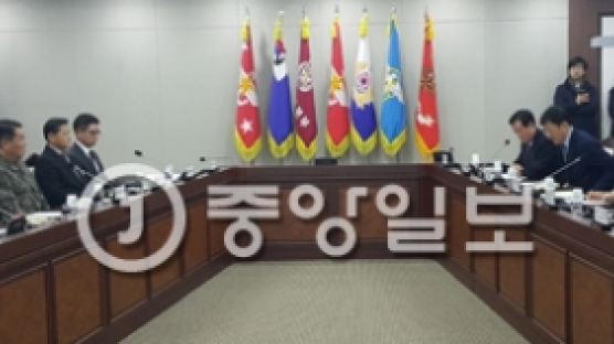 국방부, "미 항공모함 한반도 전개 논의중"
