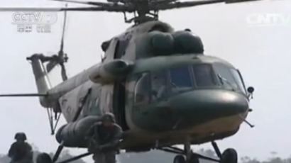 중국군 통합작전 영상 보니…헬기 탱크로 타격 뒤 공수부대원 점령