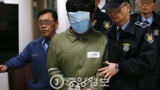 [사회] 조희팔 측에서 15억여원 받은 검찰서기관 징역 9년 