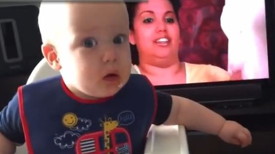 [영상] "내 과자 어디 갔지?"…'멘붕'에 빠진 아기