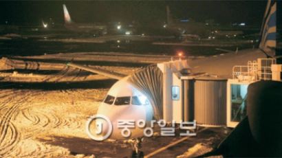 [사진] 밤새 비행기 떴다, 제주공항 7만 명 수송 작전 