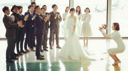 제주 폭설이 만들어낸 '김포공항 4번 게이트 결혼식'