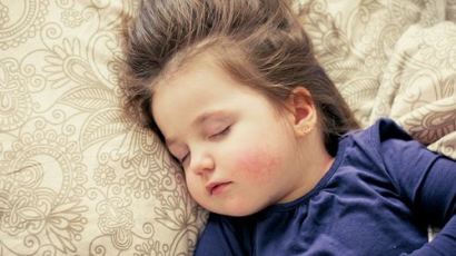 수면자세 피부건강 좌우, 잠 잘못 자면 이목구비까지 영향이