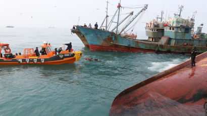 [속보] 中 어선, 전남 가거도서 전복···10명 중 4명 실종 