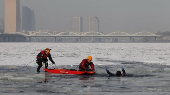 [서소문사진관] 얼음 물 속에서 살아남기!