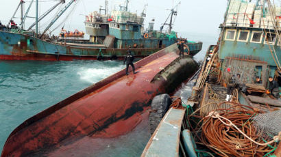 [사진] 가거도 해상서 중국 어선 전복