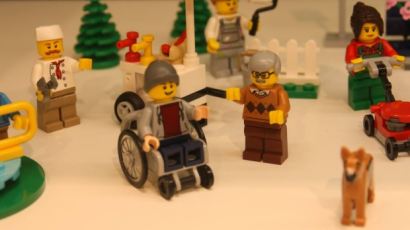 휠체어 탄 레고 나왔다… 장애에 대한 인식 변화 바람