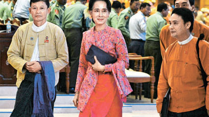 [사진] 수지 여사가 이끄는 미얀마 새 의회 개원