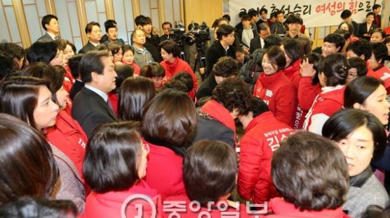 [포토 사오정] 여성 예비후보에 둘러싸인 김무성···애써 시선 피해