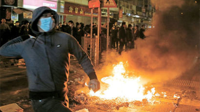 홍콩 어묵혁명?…노점 단속에 폭력시위, 경찰은 위협사격
