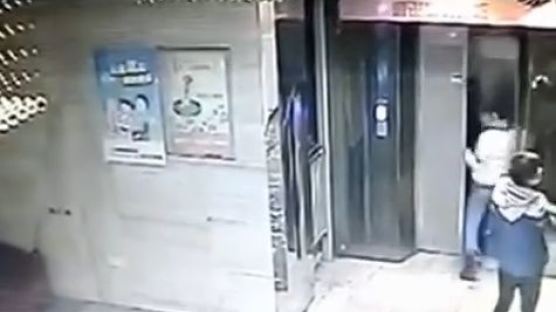 [영상] "술 먹고 엘리베이터 문 차지 마세요"