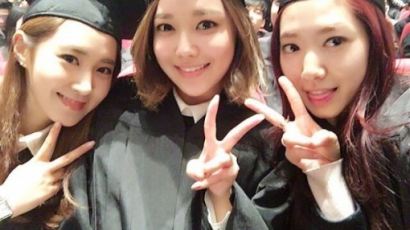 중앙대 졸업식에 모인 박신혜·유리·수영…'여신 캠퍼스'