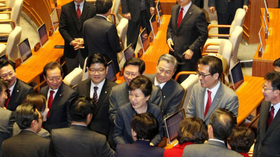 야당 의원들은 박 대통령 네 차례 국회연설 배웅 모두 달랐다