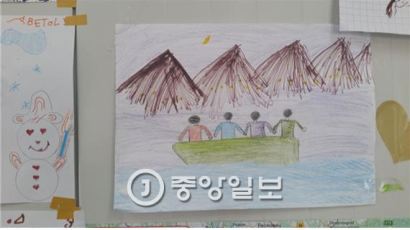 시리아 난민 아이들이 그린 그림엔…"바다 건너는 배, 총격전"