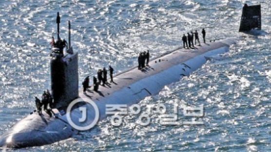 [사진] 미 핵잠수함 노스캐롤라이나함 입항 
