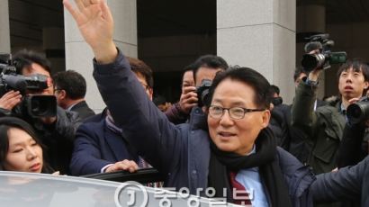 [인턴기자가 본 정치] 무죄 받은 박지원, 김종인·천정배·김한길 '러브콜'에 "무소속 남겠다"