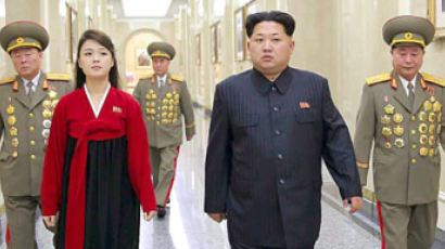 [사진] 김정은, 이설주와 단둘이 금수산 참배