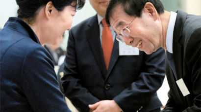 [사진] 웃으며 만난 박 대통령·박원순 시장