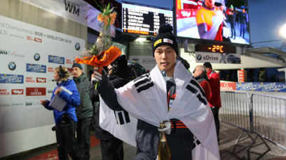 '해냈다' 윤성빈, 스켈레톤 세계선수권 아시아 첫 은메달 
