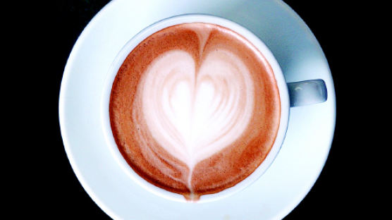 폐경 여성, 커피 마시면 골다공증 위험 줄어…하루 2잔 마시면 36% 감소
