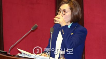 은수미 '10시간 18분'최장기록 ···野 필리버스터 계속