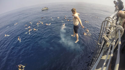 [사진] 작전 중 항공모함서 바다로 다이빙 하는 미 해군들