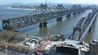 “제재? 일없슴다”…북한 트럭 150대 강 건너와