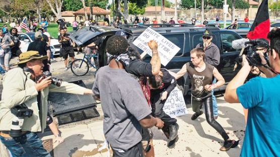 KKK-반대시위대, 애너하임 유혈충돌…5명 부상·13명 체포 