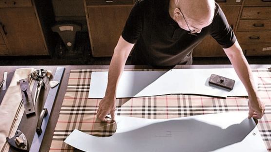 [Luxury&] '버버리 트렌치코트' 한 벌 제작에 3주…장인이 한 땀, 한 땀 160년 전통을 담다