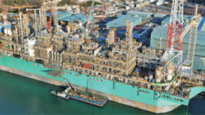 [사진] 세계 첫 바다 위 LNG 공장 