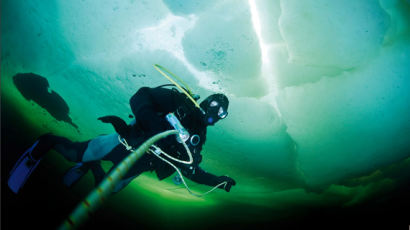 혹한에 얼음 깨고 102m 입수…다이버들의 인간 승리