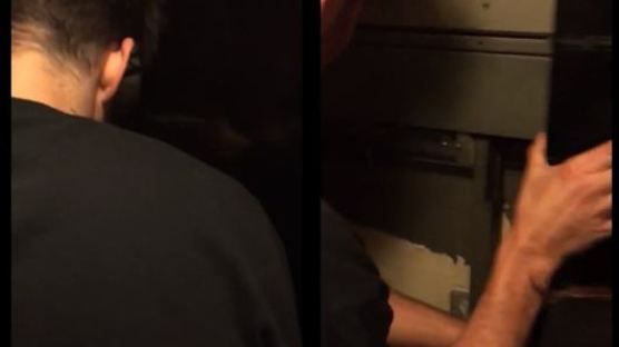 [영상] 엘리베이터에 갇힌 셀레나 고메즈 "도와줘요" 