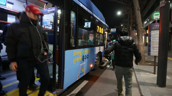 [서소문 사진관] 새벽 막차버스 사람들…