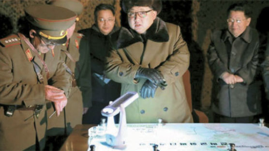 [토요정담] 대담해진 김정은…한·미 훈련 중 핵탄두·설계도 자랑