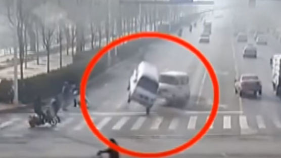 [영상] 도로 위에서 장풍(?)맞고 나동그라진 승합차
