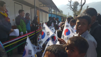 제천시민 1200명의 국경 넘은 사랑…해발 1270m 네팔 산골에 학교 지어줘