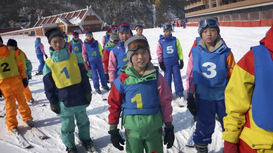 [화보] 마식령스키장에서 뛰노는 북한 어린이들