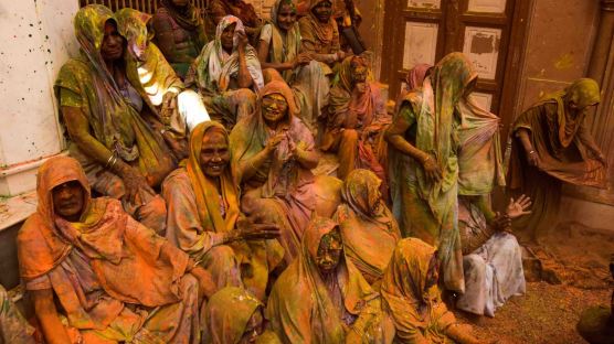 [화보] 인도 홀리 축제의 현장… 색채의 향연