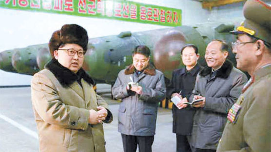 [이영종의 바로 보는 북한] 김정은 상륙함·핵탄두 기밀 노출…우리 군 ‘뜻밖의 소득’