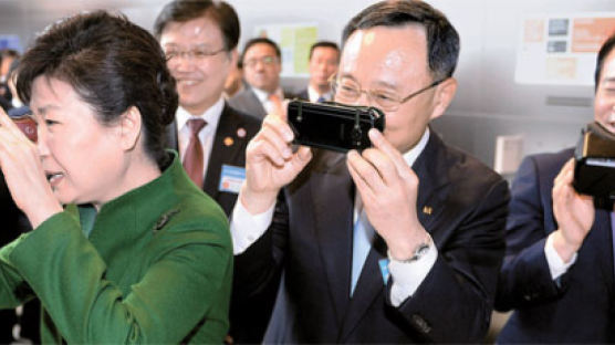 [사진] 판교 찾아간 박 대통령, 가상현실 체험