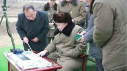 김정은, 이번엔 ‘고출력 고체로켓 실험’ 지휘···"탄도로켓 위력 더욱 높였다"