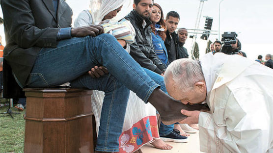[사진] 무슬림 난민 발에 입 맞추는 교황 