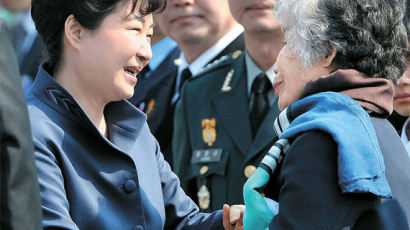 [사진] 천안함 고 민평기 상사 어머니 위로 