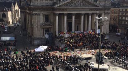 브뤼셀 추모집회 난입한 극우 시위대…헌화 짓밟고 나치식 경례